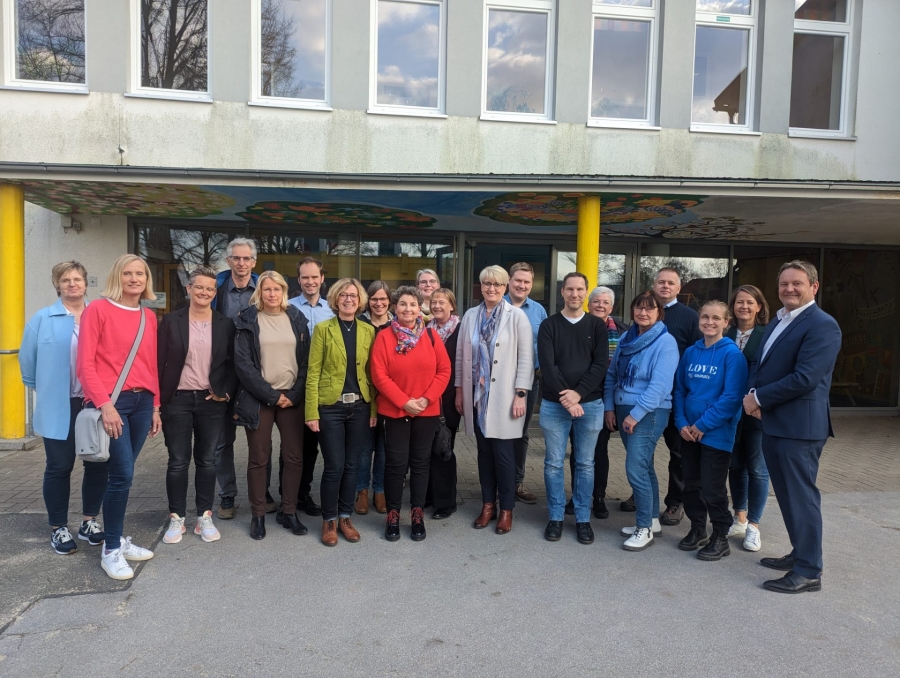 Der Jugendhilfeausschuss des Kreises Paderborn macht jetzt mit seiner Vorsitzenden Claudia Wagner-Ragert (9. Von links) und Jugenddezernentin Annette Mühlenhoff (12. von links) sowie Jugendamtsleiter Günther Uhrmeister (rechts) Station in der inklusiven Grundschule in Haaren. Schulleiterin Reinhild Harst (7. Von links) berichtete vor Ort. © Kreis Paderborn